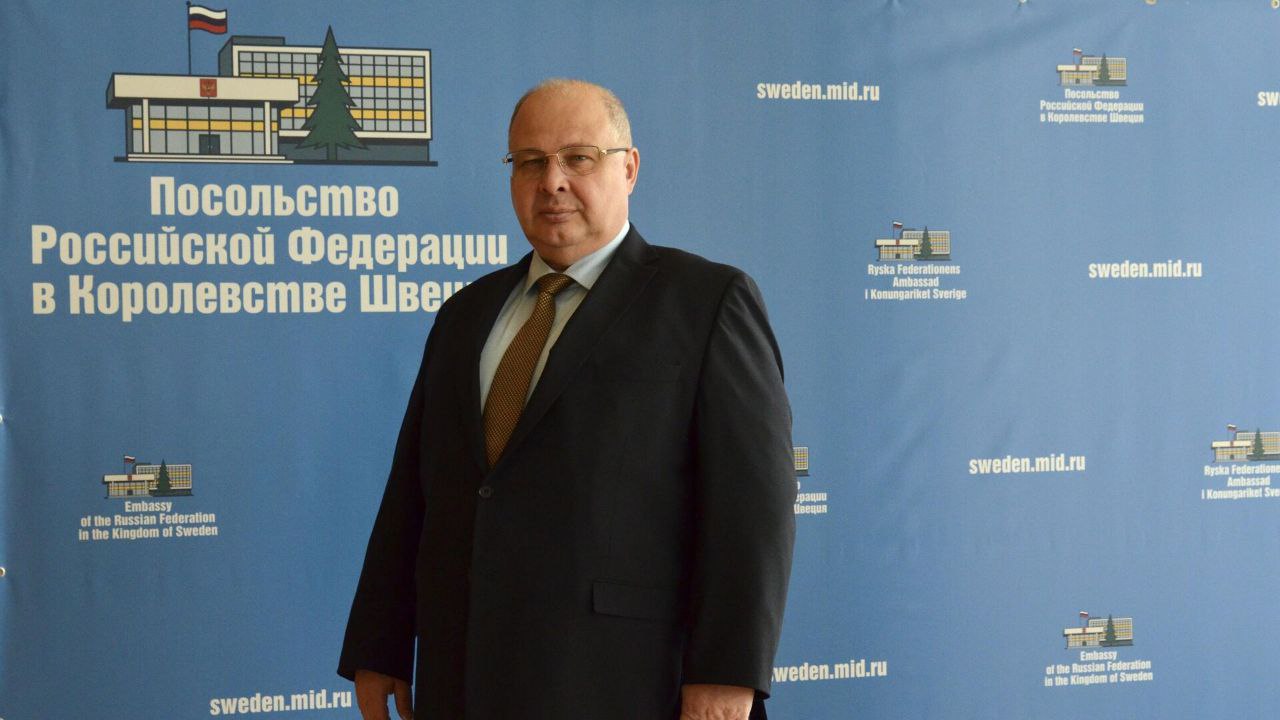 Посольство России в Швеции рассказало о психологическом давлении на дипломатов.  Обстановка вокруг посольства России в Стокгольме остается сложной, а на его сотрудников оказывается психологическое давление. Об этом сообщил посол России в Стокгольме Сергей Беляев.  "Обстановка вокруг российской дипмиссии в Стокгольме сложная. На нас открыто пытаются оказывать психологическое давление. Посольство неоднократно становилось объектом атак дронов, которые наносили ущерб его имуществу", —  сказал дипломат.  Беляев напомнил, что последний случай с атакой дрона произошел 25 мая, однако шведская полиция не установила виновных. Более того, по словам посла, рядом с территорией диппредставительства с разрешения местных властей регулярно проводятся антироссийские акции и демонстрации, а шведские СМИ нарушают принципы неприкосновенности как самой дипмиссии, так и ее сотрудников.   При этом сотрудники посольства, включая дипломатов и технический персонал, осознают свою ответственность служения России и не поддаются попыткам запугивания, отметил Беляев.