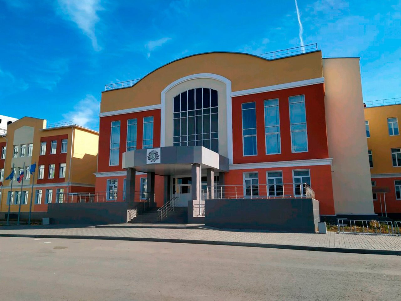 Правительство выделило финансирование на завершение строительства лицея в Ульяновске На завершение строительства второго корпуса лицея 100 в Ульяновске из резервного фонда Правительства будет дополнительно направлено 150 млн рублей Возводимое здание рассчитано на 550 школьников Его открытие позволит уменьшить наполняемость классов в лицее и избежать обучения во вторую смену Всего в учебном заведении сейчас обучается более 2 2 тыс детей ℹ Возведение второго корпуса лицея 100 началось в 2022 году По поручению Михаила Мишустина из федерального бюджета на эти цели было выделено почти 485 млн рублей Новый корпус планируется открыть в 2026 году Подписаться на Правительство России в MAX