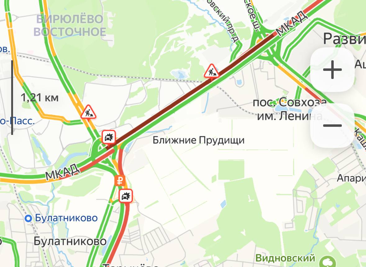 Жёсткая авария произошла на МКАД: из-за водителя в полицейской форме столкнулись 8 авто  ДТП произошло на 28-ом километре кольцевой автодороги. По словам очевидцев, виновником аварии мог стать водитель «Шевроле Круз», который сначала начал перестраиваться в другой ряд, но затем передумал.  Из-за резкого манёвра он столкнулся с другим автомобилем, после чего «Шевроле» потеряло управление и легковушка отлетела в ещё одну машину. В результате в ДТП попали 8 машин. Предварительно, пострадавших нет.  Как утверждают очевидцы, водитель легковушки был в полицейской форме и сразу снял с машины номера.   Сейчас на месте работают сотрудники ГИБДД. Как минимум две полосы МКАД перекрыты.