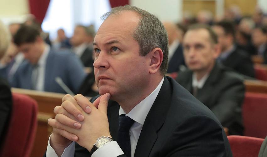 В суде над эск-замгубернатора Ростовской области Кушнаревым завершили допрос свидетелей обвинения В Железнодорожном суде Ростова 21 июля состоялся очередной процесс над бывшим заместителем губернатора Ростовской области Виталием Кушнаревым. Его обвиняют в получении взятки и хранении оружия. В ходе судебного процесса были допрошены два последних свидетеля обвинения. Об этом сообщает портал Donnews. В частности, на вопрос прокурора и адвоката Виталия Кушнарева отвечала дознаватель отдела полиции Кировского района Ростова Олеся Чуйко, которая изымала оружие из квартиры Кушнарёва в ЖК «Ростов-Сити». Также в качестве свидетеля со стороны обвинения выступила главный бухгалтер АО «Дорспецстрой» Наталья Тарасенко. Оказалось, что она активно работала с ключевым свидетелем дела — директором компании «Т-транс» Николаем Селезнёвым. На суде она рассказала, что неофициально проводила аудит компании и помогала с прочими бухгалтерскими делами. В том числе и связанными с госзакупками. По данным издания, Тарасенко рассказала суду о механизме оплаты работы по госконтрактам от министерства транспорта на счёт «Т-Транса» и подрядных организаций. На следующем заседании, которое состоится 28 июля, начнется допрос свидетелей со стороны защиты. Напомним, что бывший заместитель губернатора Ростовской области Виталий Кушнарев был задержан 24 ноября 2024 года в офисе одного из самых «любимых» подрядчиков по ремонту и содержанию дорог — компании «Т-Транс». Задержали бывшего чиновника в момент получения взятки в размере 27 млн рублей. При этом сообщалось, что это только часть взятки, общий размер которой составил 93 млн рублей. В ходе обысков дома у Кушнарева был обнаружен незарегистрированный пистолет. Сам Кушнарев заявлял, что деньги были не взяткой, а получением спонсорской помощи футбольному клубу, а пистолет он нашел и собирался отнести в Росгвардию. Примечательно, что во время следствия экс-министр находился в СИЗО Москвы. Однако сам суд решили провести в Ростове. Первый судебный процесс начался в конце апреля.