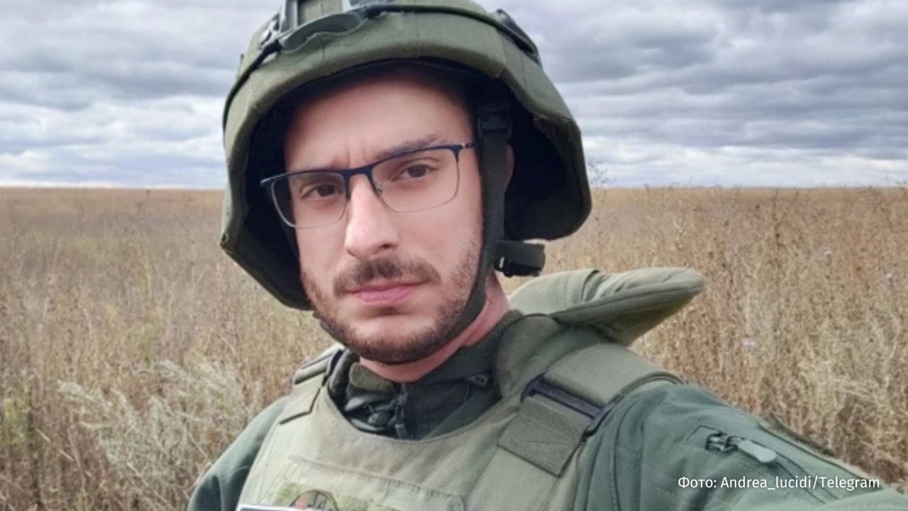 Работающего в Донбассе итальянского журналиста Андреа Лучиди задержали в Стамбуле Об этом сообщает издание Corriere della Sera Лучиди был задержан с другими иностранными журналистами членами международной делегации и отправлен в центр экспатриации Генконсульство Италии в Стамбуле выясняет причины задержания и находится в контакте с местными властями У итальянца также есть российское гражданство которое он получил год назад Журналист изучал русский язык в Петебургском государственном университете и неоднократно работал в освобожденных населенных пунктах ДНР Больше новостей IZ RU в MAX