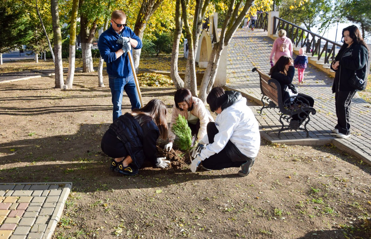 В Евпатории прошла экологическая акция «Посади свое дерево жизни»    Так, новые деревья появились в сквере им. Караева, Памяти героев Чернобыля, парке им. Фрунзе и на Улице детства.     Участники акции высадили можжевельник, сосну, миндаль, ясень и др.    Мероприятие проводится ежегодно в рамках проекта «Чистый Крым».  Фото: ТГ-канал администрации Евпатории  #РеспубликаКрым