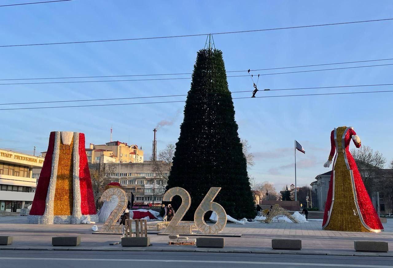 Огромные Дед Мороз и Снегурочка подарок меценатов Симферополю Об этом РИА Новости Крым рассказали в администрации крымской столицы Правда есть один нюанс гигантские фигуры пока без головы Переживать и пугаться ночью не стоит верхняя часть тела у сказочных персонажей обязательно появится Но немного позже