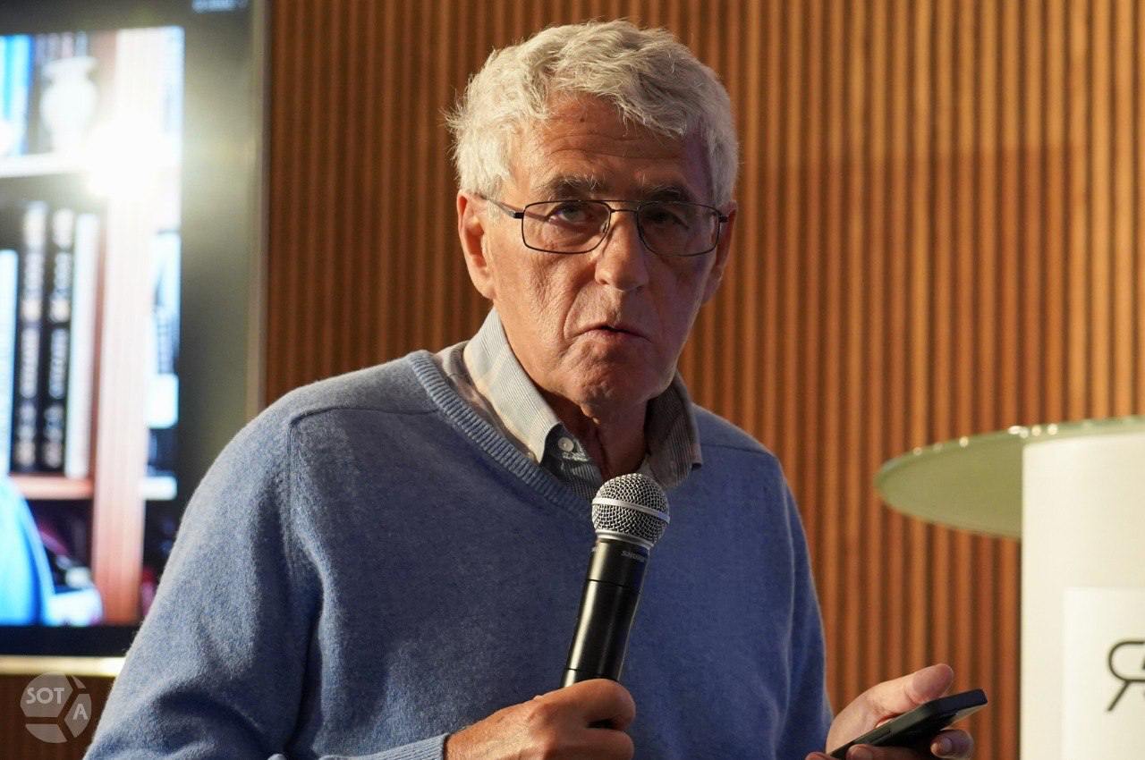 Леонида Гозмана приговорили к 10 годам колонии по второму заочному делу из за слов об атаках по Москва Сити и Крымскому мосту 2 й Западный окружной военный суд признал 75 летнего Леонида Гозмана виновным по статье об оправдании терроризма и назначил ему 10 лет колонии заочно пишет ТАСС со ссылкой на прокуратуру Поводом для второго заочного дела против Гозмана стало его интервью изданию Bild на русском от августа 2023 года В качестве свидетеля в суде выступил сотрудник Московского метрополитена 63 летний Алексей Кулаков Он рассказал что Гозман в интервью одобрил удары БПЛА по Москва Сити и взрыв на Крымском мосту а также призывал к победе киевской хунты Свидетель сказал что его возмутили положительные комментарии под видео с Гозманом так как у самого Кулакова дед погиб на Великой Отечественной войне В ноябре 2024 года 2 й Западный окружной военный суд заочно приговорил Леонида Гозмана к 8 5 годам лишения свободы по делу о распространении военных фейков В январе 2025 года Росфинмониторинг внес Гозмана в перечень террористов и экстремистов Фото SOTAvision