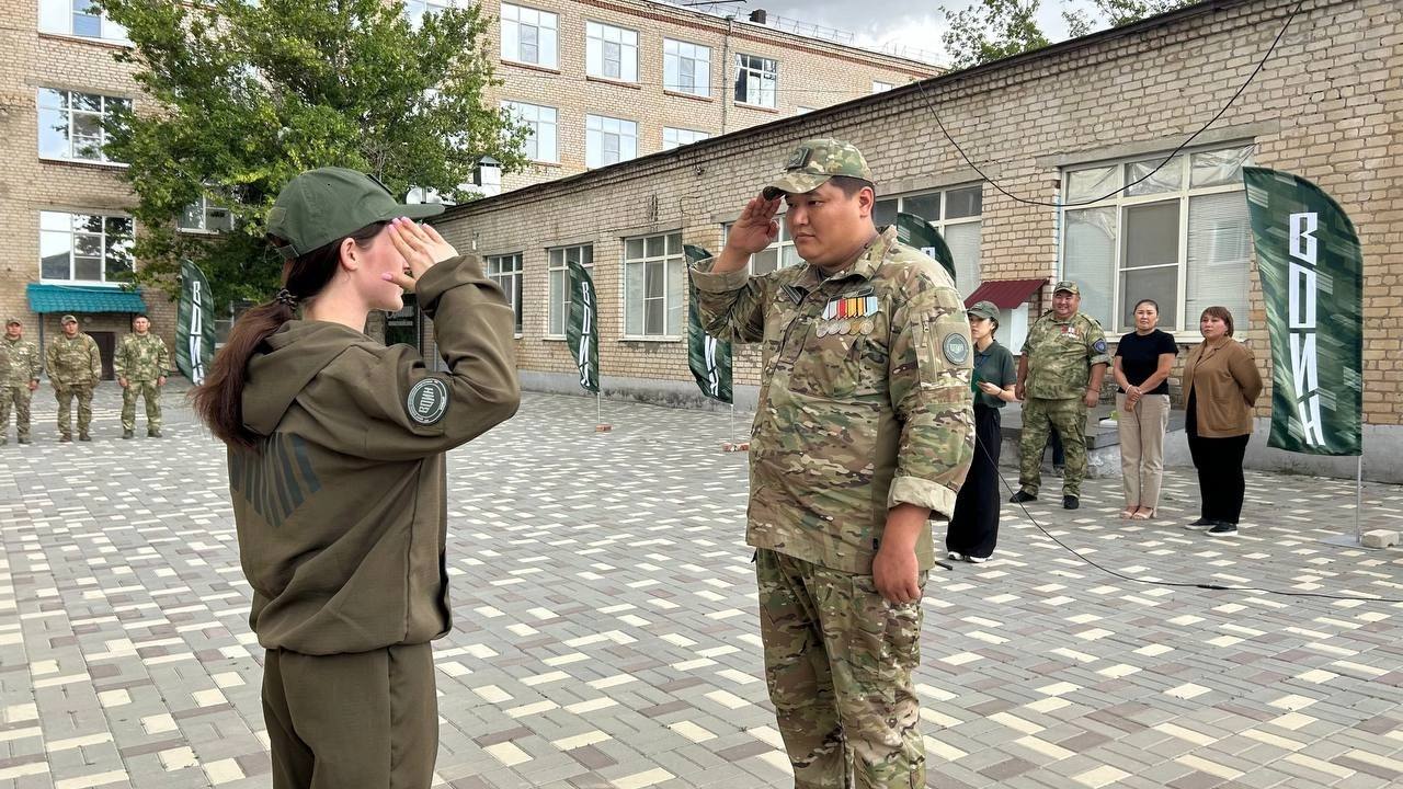 В калмыцком филиале Центра «Воин» стартовала первая в 2025 году военно-спортивная смена 120 подростков в возрасте от 14 до 18 лет приступили к занятиям по программе «Время юных героев». Смена пройдет в Элисте на базе детского лагеря «Джангар» и продлится две недели. Курсанты пройдут программу обучения по огневой и тактической подготовке, применению беспилотных систем, инженерной подготовке и первой помощи. Также подростки смогут освоить лазертаг с элементами тактики, дрон-рейсинг и встретиться с участниками спецоперации и известными спортсменами. «В этом году для вас подготовлена уникальная программа. Она сочетает в себе элементы и военной подготовки и патриотического воспитания. Быть курсантом Центра «ВОИН» - значит быть юным патриотом России», - подчеркнул директор филиала Чимид Джангаев.