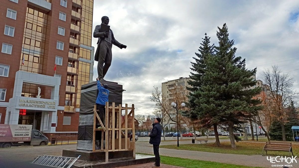 2 ноября во Владимире, на площади перед зданием областного суда, состоится открытие памятника великому российскому реформатору, законотворцу и выдающемуся политику Михаилу Сперанскому.  Михаил Михайлович Сперанский родился во Владимирской губернии, в селе Черкутино  ныне Собинского района  в семье священника.   Также во Владимире собираются установить памятники Юрию Долгорукому и Андрею Боголюбскому.   А теперь сравните с Вологдой, где губернатор Филимонов ставит памятники Сталину, Ивану Грозному, "Песнярам" и героям песни "Вологда-гда".