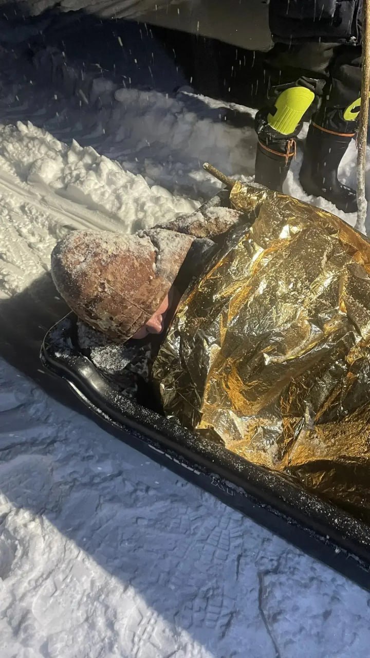 Спасибо вам до слез еще бы полчаса спасатели помогли рыбаку который едва не умер на льду в Башкирии Три друга из Ижевска приехали 30 января 2026 года на Кармановское водохранилище порыбачить Когда собрались обратно Геннадий Волков почувствовал что отказывают ноги Началась пурга снег был глубже полуметра Отстав от друзей он боролся с головокружением и невыносимой жаждой заедая её снегом Понимая что замерзает и теряет сознание он позвонил в службу спасения Помогите Я на льду Идти не могу Засыпаю Работники Кармановской ГРЭС быстро нашли его осветив фонарём с крыши цеха и получив световой ответ Спасатели на волокушах доставили его до берега С переохлаждением Геннадия госпитализировали а теперь он дома и восстанавливается Спасибо вам до слёз ещё бы полчаса простите нас пожилых благодарит он спасателей При отключении интернета доступен наш канал в Max Честно говоря ВК MAX подписывайтесь