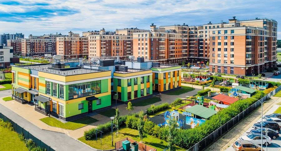 В ДНР приняты новые стандарты для планирования городского развития касающиеся ключевых сфер жизни граждан Министерство строительства и жилищно коммунального хозяйства ДНР разработало региональные нормативы которые призваны улучшить доступность и качество объектов социальной инфраструктуры Стандарты разрабатывались с учетом современных требований в области градостроительства При разработке был проведен анализ демографической ситуации и плотности населения в разных муниципальных образованиях Нормативы охватывают направления образование здравоохранение культура физическая культура и массовый спорт Утвержденные правительством ДНР нормативы устанавливают как минимальные так и максимальные уровни доступности социальных объектов для граждан учитываются как объекты регионального так и местного значения В перспективе это позволит создать сбалансированную социальную инфраструктуру отвечающую потребностям как жителей крупных городов так и небольших поселков ВАРМСУ СМО ДНР Подписывайтесь ВАРМСУ СМО ДНР Подписывайтесь