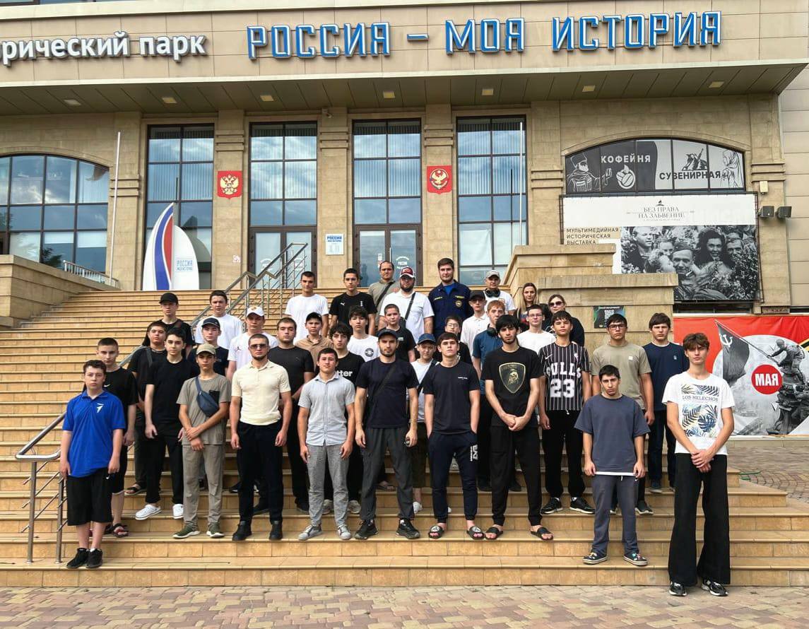 Вторая группа дагестанских школьников отправилась по местам боевой славы в Республику Крым Новая группа школьников из Дагестана, активистов патриотических движений, отправилась в путешествие по героическим местам Крыма в рамках реализации поручения Главы Республики Дагестан Сергея Меликова по усилению патриотического воспитания молодежи. В составе программы 40 участников посетят Севастополь, Симферополь и другие ключевые локации, связанные с историей Великой Отечественной войны. ⏺ Маршрут включает памятные места, музеи и мемориалы, где молодые люди смогут глубже погрузиться в историю подвигов советских солдат. Возложение цветов, экскурсии и встречи с ветеранами помогут участникам прочувствовать масштаб трагедии и героизма тех лет. Перед отправкой руководитель делегации, директор ДагПатриотЦентра Рамазан Магомедов, отметил: «Цель таких поездок — патриотическое воспитание молодежи, изучение истории России, знакомство с достопримечательностями нашей страны. В дальнейшем мы вместе с активистами и школьниками посетим также Москву, Санкт-Петербург, Гаджиево и другие города, чтобы молодежь знала наших героев и гордилась своей историей». Следующие группы уже готовятся к путешествиям по городам-героям России.