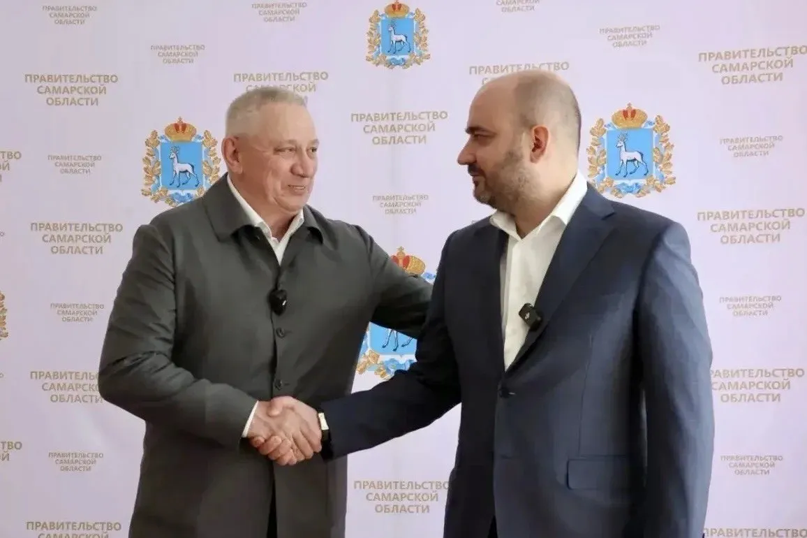 Вячеслав Федорищев сообщил что тольяттинская Лада продолжит играть в КХЛ Во вторник 19 мая губернатор Самарской области Вячеслав Федорищев провел рабочую встречу с председателем совета директоров группы компаний Полипласт Александром Шамсутдинов Обсуждались итоги минувшего сезона и наметили планы дальнейшей совместной работы В мае 2025 года между Правительством Самарской области и ГК Полипласт было заключено соглашение предусматривающее поддержку хоккея в том числе клубов Лада и ЦСК ВВС На сегодняшней встрече Вячеслав Федорищев и Александр Шамсутидинов рассмотрели итоги минувшего сезона и планы дальнейшей совместной работы В последние дни получал от болельщиков в социальных сетях и мессенджере MAX сообщения с переживаниями по поводу дальнейшей судьбы клуба Опасения понятны команда выступила не на самом высоком уровне отметил по итогам встречи губернатор Болельщикам и всем кто любит хоккей не стоит переживать Лада будет и дальше выступать в чемпионате КХЛ Могу заверить Правительство Самарской области совместно с Полипластом как и планировалось продолжает ритмично поддерживать нашу легендарную хоккейную команду Партнерство у нас стратегическое цели и задачи которые были ранее поставлены перед клубами и академиями остались Как отметил губернатор в межсезонье Ладе предстоит провести большую подготовительную работу к новому чемпионату сделать правильные выводы принять ряд решений Несомненно Тольятти заслуживает того чтобы команда боролась за высокие турнирные позиции радовала многочисленных болельщиков красивой игрой и победами Необходимо сформировать для этого необходимый фундамент Правительство и спонсоры помогут финансовые условия создадим подчеркнул Вячеслав Федорищев Глава региона отметил что благодаря сотрудничеству с ГК Полипласт ЦСК ВВС показал хороший результат команда впервые в своей истории вышла в 1 8 финала чемпионата ВХЛ Есть успехи у молодежных команд региона поэтому здесь мы видим что такая синергия позволяет развиваться двигаться вперед Мы уверены что наши команды будут сильнее и будут радовать болельщиков Председатель совета директоров группы компаний Полипласт Александр Шамсутдинов отметил поддержку болельщиков Прежде всего хочу поблагодарить всех болельщиков за поддержку и терпение Мы понимаем что этот сезон оказался непростым и не все ожидания были оправданы Тем не менее совместно с клубом и Правительством Самарской области мы настроены на продолжение развития хоккея в регионе Мы приложим все усилия чтобы в следующем сезоне команда порадовала болельщиков новыми победами сказал Александр Шамсутдинов ГТРК Самара MAX lВК lОК lСАЙТ