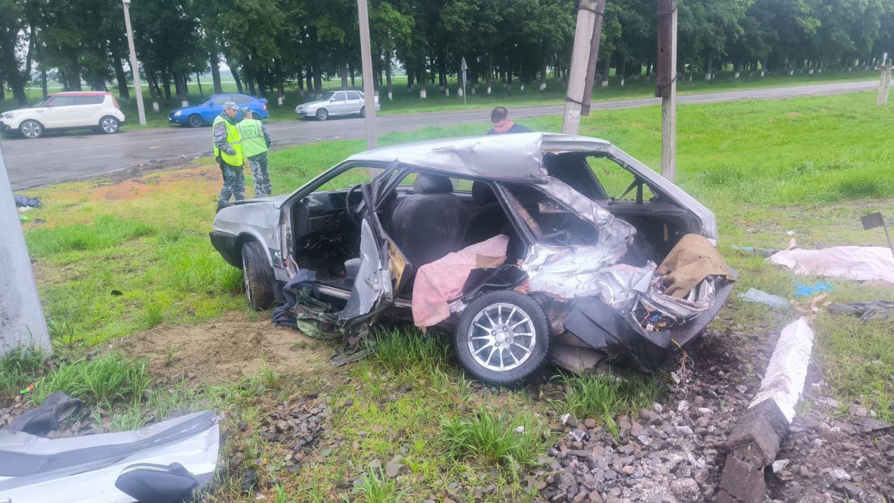"Ласточка" столкнулась с легковым авто: есть погибший Сегодня около 17:20 минут в Динском районе на автодороге "Подъезд к станице Васюринской" водитель 1958 г.р. за рулем ВАЗ 2109 проехал на запрещающий сигнал семафора и столкнулся с поездом «Ласточка». Водитель автомобиля скончался на месте ДТП до приезда скорой помощи. ‼ В поезде никто не пострадал. Подробности в комментарии заместителя начальника отдела Госавтоинспекции подполковника полиции Максима Процай Полиция Кубани