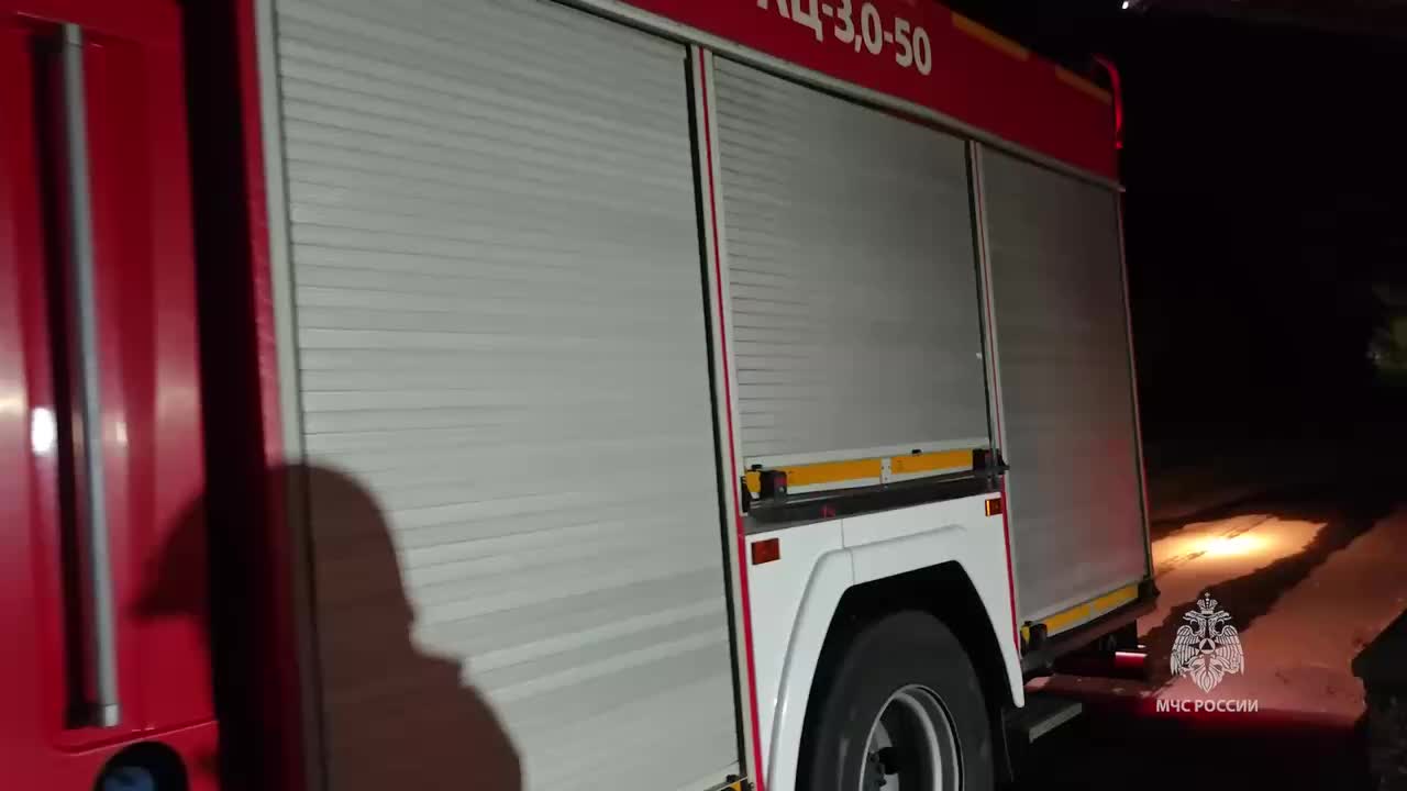 Пожарные ликвидировали крупный пожар в заброшенном здании Донецка