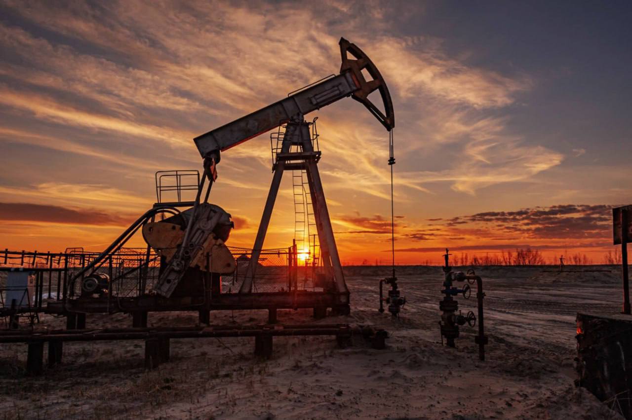 Путин продлил запрет поставок российских нефти и нефтепродуктов по потолку цен до конца 2025 года.