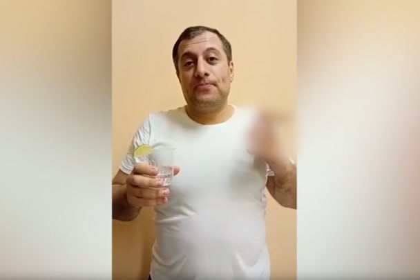Экс чиновник Росимущества сбежал с заседания Кронштадтского районного суда под предлогом покурить 43 летний гражданин Армении Борис Авакян однажды уже скрылся находясь под домашним арестом Все случилось в перерыве судебного заседания Ему вменяют три эпизода уклонения от таможенных платежей и в Кронштадте готовились избрать меру пресечения В здание Авакяна доставил конвой военной полиции Борис отпросился у сопровождающих и пропал с радаров   t me spb danger