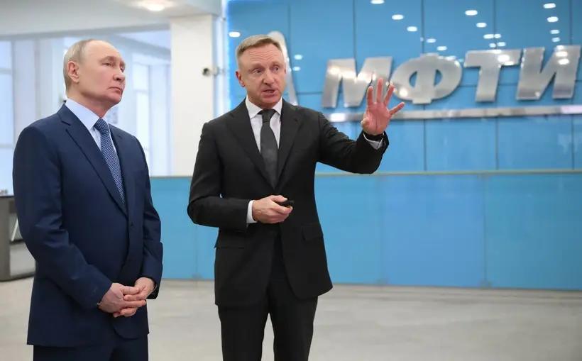 Ректор МФТИ Дмитрий Ливанов Оснащение отраслей российской экономики отечественными технологиями стратегическая задача МФТИ Интерфакс встретился с ректором Московского Физтеха Дмитрием Ливановым Он рассказал о том как ученые РФ наращивают технологический потенциал страны как идет подготовка молодых кадров для отрасли а также о том как МФТИ готовится к изменениям в системе высшего образования Публикуем цитаты из интервью Стратегическая задача стоящая перед МФТИ оснащение отраслей нашей экономики российскими технологиями Эти технологии должны во первых соответствовать современным мировым требованиям Во вторых быть экономически эффективными для компаний которые будут их внедрять Сейчас у нас создано пять крупных прикладных институтов Крупных означает что объем работ в каждом из них превышает миллиард рублей а трудятся там в общей сложности уже более 2 тысяч ученых и инженеров Под технологическим лидерством мы в МФТИ понимаем не только компетенции по созданию технологий высокого уровня но и их роль значимость на мировом рынке Если говорить о молодежи а в МФТИ собраны самые талантливые и амбициозные студенты со всей страны то для наших студентов важно ставить предельные сложные задачи Задача технологического лидерства России в более широком спектре направлений чем мы имеем сегодня именно такая Читать интервью   Подписаться в Telegram и MAX Прислать новость