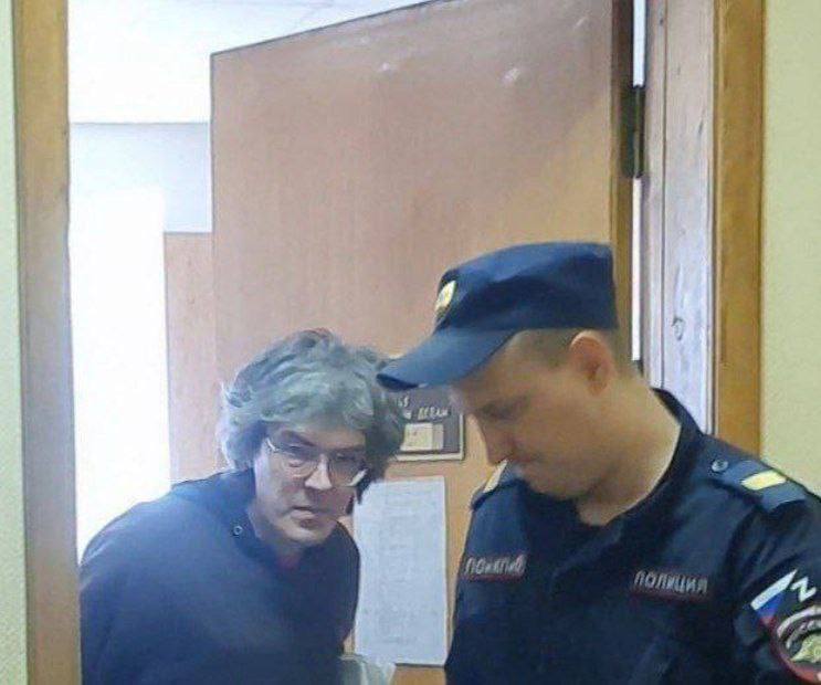 Лидер инцелов Алексей Поднебесный освободился — он отправится домой в Нижний Новгород Суд изменил меру пресечения со стражи на запрет определённых действий: ему нельзя пользоваться интернетом, посещать массовые мероприятия и общаться со СМИ по обстоятельства дела. В августе 2024 года на блогера завели два уголовных дела — о развратных действиях и сексе с подростком. Сам он тогда вину не признал. КК