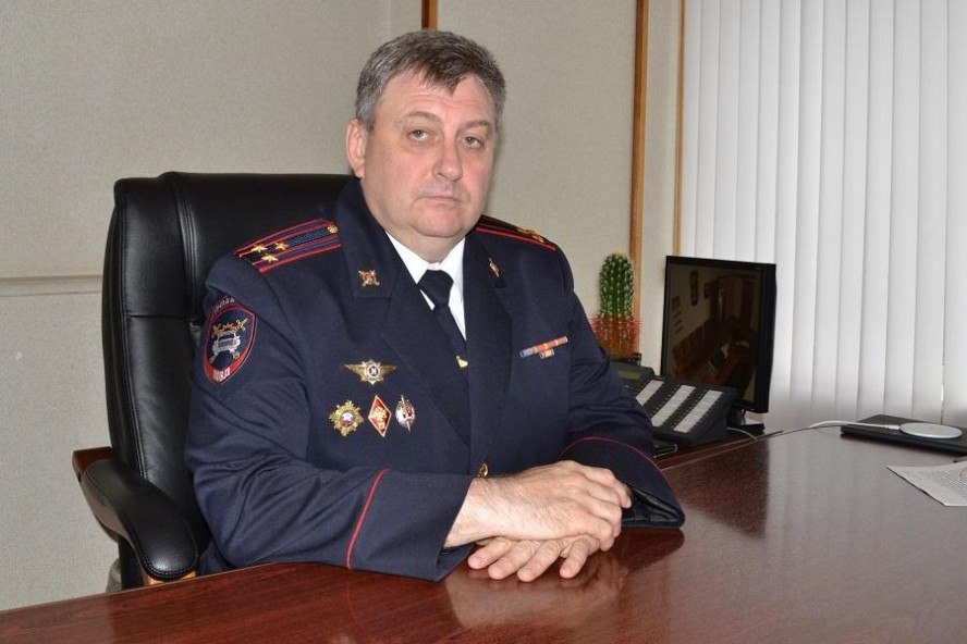 ‍  Олег Дёмин: Сотрудники ДПС должны создавать чувство защищённости от беспредела и хамства на дороге  Сегодня, 3 июля, в России отмечается День Госавтоинспекции. В Тамбовской области служба появилась в 1937 году. Сегодня в ее составе около 600 сотрудников, оснащенных современной техникой. Сегодня о прошлом и настоящем службы рассказал начальник УГИБДД УМВД России по Тамбовской области полковник полиции Олег Дёмин.  Он отметил, что по данным на 2025 год, в регионе зафиксировано 409 ДТП  +14,2% , в которых погибли 37 человек. Особую тревогу вызывает рост аварий с участием мотоциклистов – таких происшествий стало больше на 144%. В 22 ДТП с их участием 2 человека погибли и 23 получили ранения.   "Основная наша задача – профилактика. Мы проводим регулярные рейды "Нетрезвый водитель", "Мотоциклист", "Автобус". В нескольких муниципальных образованиях организованы дни безопасности. Важно, что жители стали активнее сообщать о пьяных водителях по телефону 8  4752  53-40-67", - подчёркивает Олег Дёмин.  Руководитель региональной Госавтоинспекции отметил, что сотрудники ДПС должны быть гарантом безопасного и комфортного движения, создавать у водителей и пешеходов чувство взаимного уважения и защищённости от беспредела и хамства на дороге.   В праздничный день руководитель ГИБДД области пожелал водителям безопасных дорог, а коллегам – профессиональных успехов и напомнил о важности сохранения традиций службы.   Подробное интервью с Олегом Дёминым читайте в рубрике "Гость на линии".