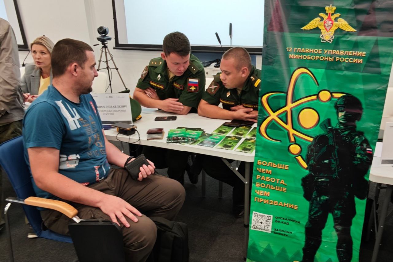 В Иркутске пройдет ярмарка вакансий Работа во благо Отечества Более 10 крупных работодателей включая Росгвардию и Восточно Сибирский институт МВД предложат широкий спектр вакансий от линейного персонала до руководящих должностей Мероприятие проводит Иркутский филиал Кадрового центра Иркутской области Посетители смогут напрямую пообщаться с представителями компаний Для участников СВО в 13 00 состоится заседание клуба Мирный берег с профориентационным тренингом и информацией о соцконтракте Мероприятие пройдет с 14 00 до 16 00 по адресу г Иркутск ул Дзержинского 13А Подписывайтесь на Правительство Иркутской области в МАХ