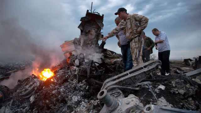 Сбербанк не избежал иска в США из за крушения Boeing над Донбассом Верховный суд США отклонил ходатайство Сбербанка об отмене иска связанного с крушением рейса MH17 над Донбассом Таким образом банк не избежал разбирательства в рамках которого его обвиняют в сотрудничестве с группировкой причастной к трагедии Иск подала семья 18 летнего гражданина США Куинна Шансмана погибшего в катастрофе требуя компенсации по американскому закону о борьбе с терроризмом vesti az