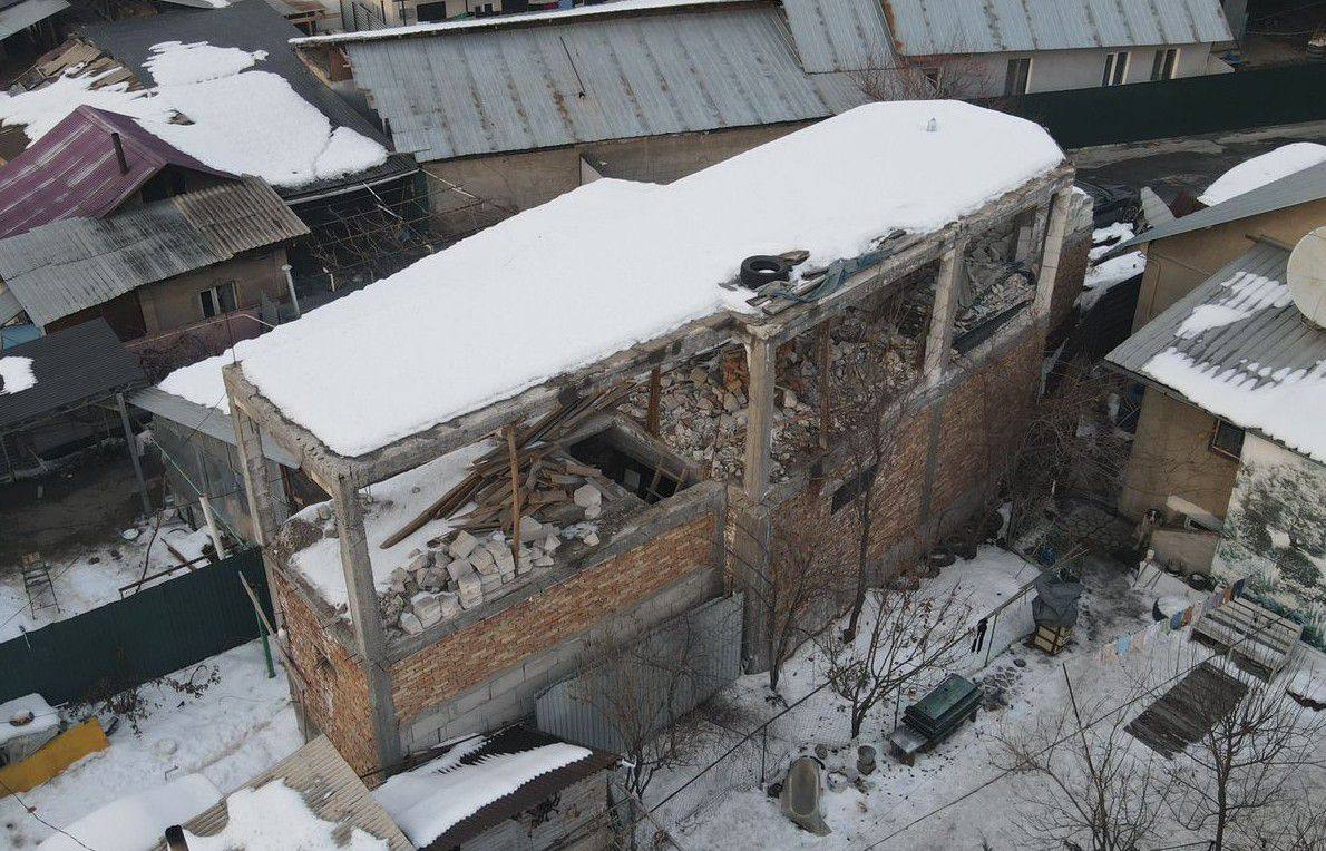 В Алматы сносят еще один незаконный объект. Это трехэтажный дом по улице Черновицкая, 10.  По данным акимата, собственник приступил к строительству, не имея разрешительных документов -  АПЗ, согласования эскизного проекта, экспертизы проекта и уведомления о начале строительно-монтажных работ.   Отмечается, что демонтаж объекта производится собственником добровольно с участием судебных исполнителей.  С начала 2023 года в Алматы полностью или частично снесено 63 незаконных объекта, в том числе жилые комплексы "Мечта", KHAN и другие.