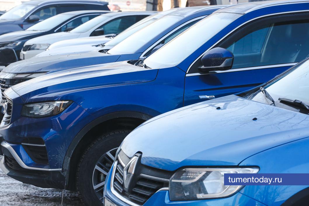 Авторынок Тюмени: цены падают при долгом простое авто Тюменские продавцы подержанных автомобилей вынуждены снижать цены из-за затянувшихся сроков продажи. По данным «Авито Авто», если машина не продается в течение месяца, ее стоимость падает в среднем на 8,3%, а через два месяца — уже на 11%. Особенно заметна эта тенденция на рынке китайских автомобилей. Их владельцы снижают цены более плавно: через две недели — на 5,7%, через месяц — на 6,4%, через два месяца — на 10,1%. Эксперты отмечают, что уровень торга за последний год вырос на 4-6%. Однако окончательная скидка всегда зависит от конкретного автомобиля, региона продажи и времени нахождения на рынке. Фото Дениса Моргунова