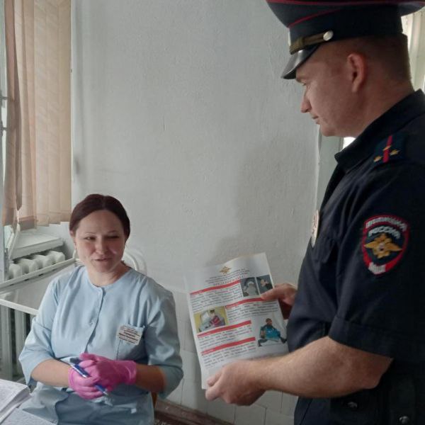 Полицейские Майского провели профилактическую акцию «Внимание, мошенники!» Сотрудники ОМВД России по Майскому району продолжают мероприятия по повышению осведомленности граждан о различных схемах мошенничества и по информированию о мерах безопасного поведения в Интернете в рамках профилактической кампании «Внимание, мошенники!». Участковые уполномоченные полиции и инспекторы патрульно-постовой службы полиции Отдела рассказали майчанам о самых распространенных методах дистанционного мошенничества. Особое внимание уделили таким схемам, как обман под видом инвестиций, звонки от имени операторов связи, сотрудников банка, правоохранительных органов, работников энергетических компаний. ↪ Предложения быстрого и легкого заработка всегда заманчивы. Однако за обещаниями высоких доходов без усилий часто скрываются опасные финансовые схемы, способные не только лишить сбережений, но и погрузить в долговую яму, - отметили полицейские. Сотрудники полиции поделились советами, которые помогают распознать мошеннические схемы, озвучили ключевые фразы и слова, которые используют злоумышленники. В завершение разъяснительных бесед всем участникам правоохранители вручили специально подготовленные тематические памятки и призвали предостеречь от мошеннических действий своих родственников и знакомых. #МВДРоссии #МВДпоКБР #УУП #ППС #ПрофилактикаДистанционногоМошенничества