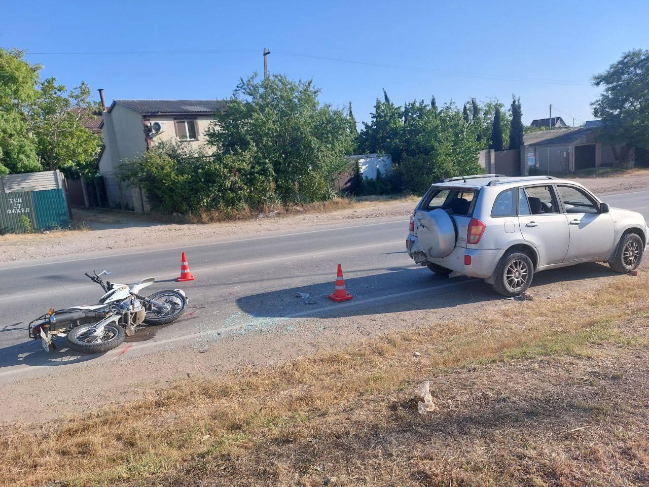 Подросток на мотоцикле попал под колёса автомобиля в Севастополе ДТП произошло на въезде в посёлок Кача. 17-летний мотоциклист неправильно выбрал дистанцию и столкнулся с автомобилем Vortex, которым управлял 76-летний мужчина. «В результате ДТП несовершеннолетний мотоциклист получил телесные повреждения и доставлен в медицинское учреждение», – сообщили в УМВД РФ по городу. Фото: полиция Севастополя Крым 24