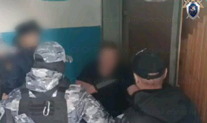 В Туле местная жительница напала с ножом на судебного пристава  По предварительным данным, инцидент произошел 17 марта 2025 года в многоэтажке, расположенной на улице Щегловская засека. Женщина, недовольная решением суда, начала оказывать  сопротивление служебным приставам. В результате одному из сотрудников она нанесла ножевое ранение.  Следователями Пролетарского района организована процессуальная проверка. В настоящее время устанавливаются все обстоятельства произошедшего.  Источник первый Тульский