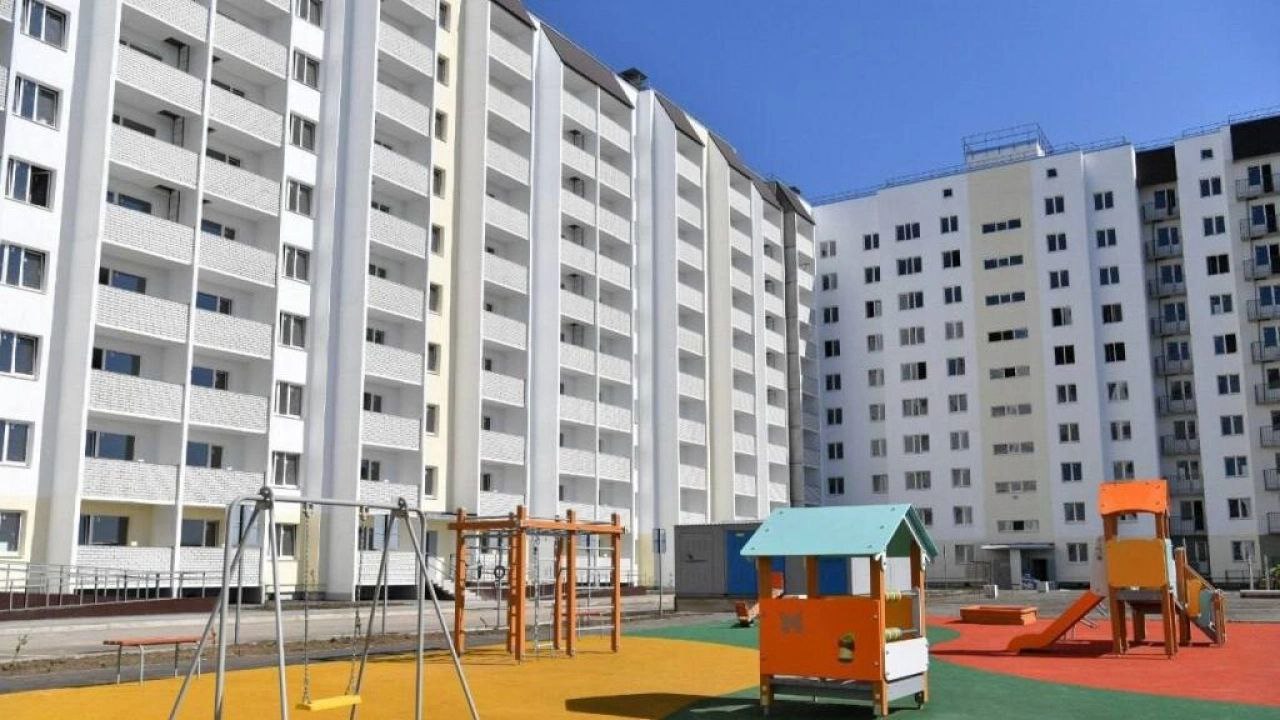 Саратовская область и Хабаровский край получат дополнительное финансирование на расселение аварийного жилья Фонд развития территорий одобрил заявки еще двух регионов на сумму 450 7 млн рублей Финансирование будет направлено на расселение 301 человека из аварийного жилья Саратовская область в рамках первого этапа получит сверхлимитные 53 74 млн рублей для незамедлительного переселения жителей дома на улице Крымской Хабаровскому краю будет выделено 396 92 млн рублей Новые правила позволяют в приоритетном порядке переселять жильцов наиболее опасных зданий Общий объем финансирования программы расселения аварийки достиг 38 2 млрд рублей это позволит улучшить жилищные условия для 56 8 тыс россиян Программа реализуется в рамках нацпроекта Инфраструктура для жизни под кураторством вице премьера Марата Хуснуллина   Подписывайся на Голос страны в МАХ