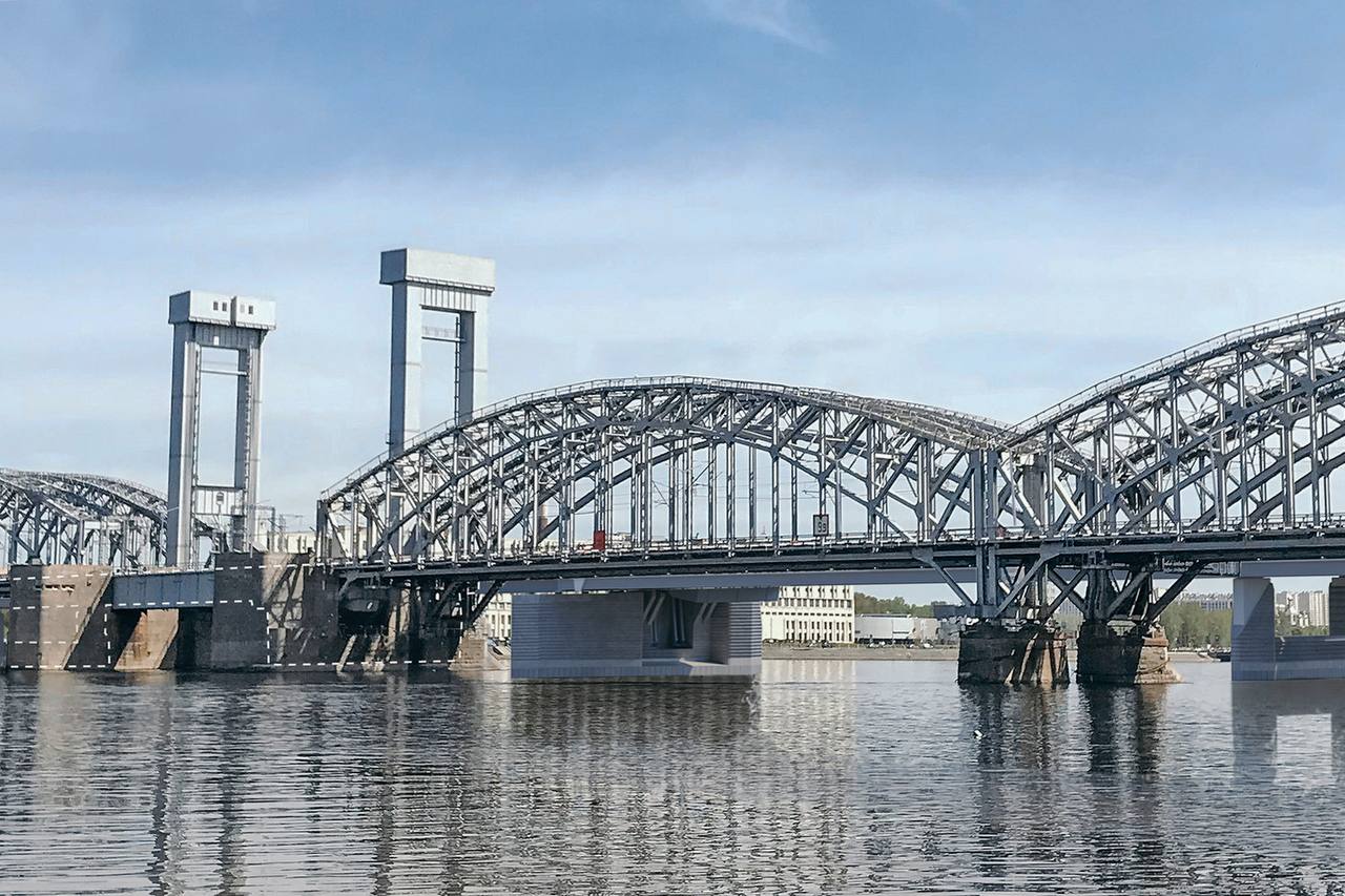 Новый разводной мост в составе ШМСД появится на границе Красногвардейского района в 2028-2029 годах. Об этом сообщил Губернатор Санкт-Петербурга Александр Беглов.   Переправа будет находиться в створе Зольной и Фаянсовой улиц рядом с действующим Финляндским железнодорожным мостом. Ввод в эксплуатацию завершится до окончания строительства всей Широтной магистрали скоростного движения.   Также глава города заявил, что старт второго этапа ШМСД будет дан в июне на ПМЭФ. В рамках форума будет забита первая свайная опора и заложена капсула второго этапа.