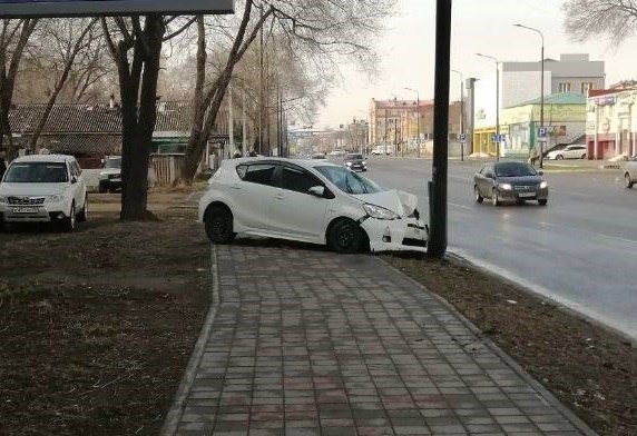 Лихач врезался в опору освещения в Благовещенске Фонарный столб оказался на пути лихача в районе Мухина, 85, в Благовещенске. Как рассказали в пресс-службе городской администрации, с начала года это уже 11-й случай повреждения инфраструктуры. «Восстанавливать опору начнут после майских праздников, затем подсчитают ущерб и выставят счет страховой компании виновника», - пишет пресс-служба. Предварительно ущерб оценили в пределах 50 тысяч рублей. Если же придется устанавливать новую опору, то это обойдется по меньшей мере в 120 тысяч рублей. С начала года общий ущерб от повреждений городской инфраструктуры составил более 600 тысяч рублей. Фото предоставлено пресс-службой администрации Благовещенска