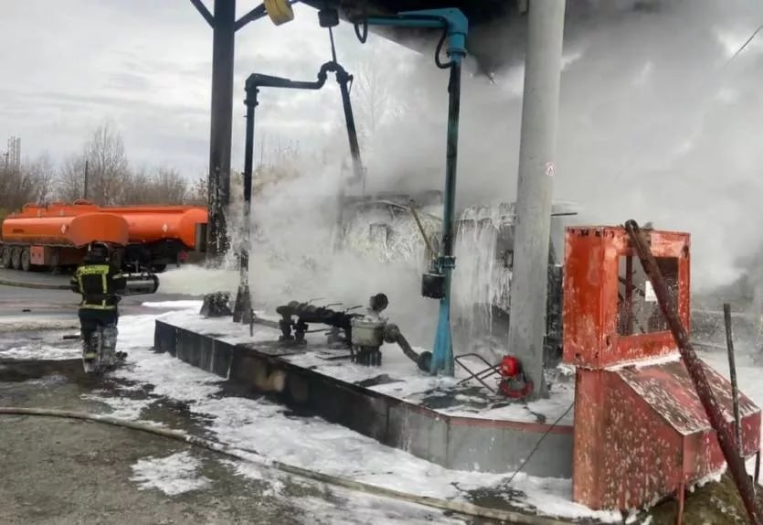 В Челябинске потушили загоревшийся бензовоз на АЗС Сегодня на автозаправочной станции на улице Карусельной в Челябинске произошло возгорание бензовоза Силами сотрудников МЧС пожар был оперативно ликвидирован В результате происшествия пострадал один работник АЗС его доставили в больницу ПОДРОБНЕЕ URALPRESS RU
