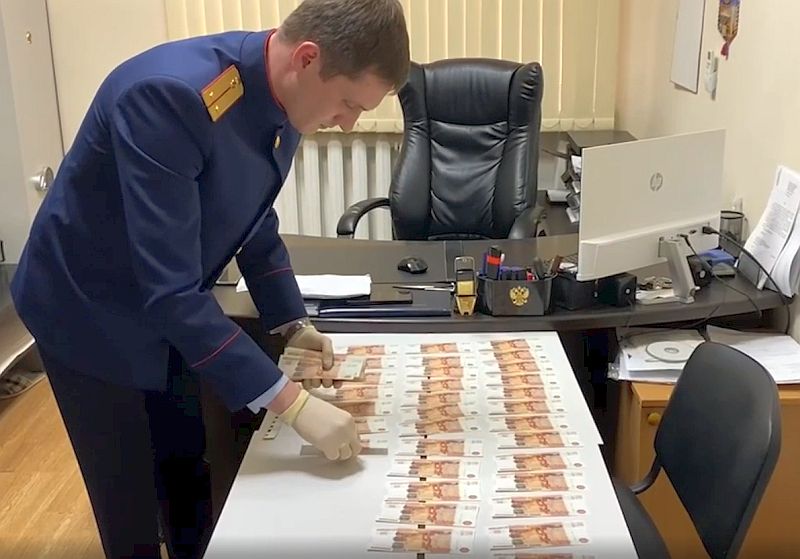 На Ставрополье бывший адвокат и его подельник признаны мошенниками Суд на Ставрополье признал бывшего адвоката и его подельника виновными в покушении на мошенничество в особо крупном размере Об этом сообщили в краевом управлении СКР По данным следствия в марте 2023 года они пообещали гражданину соседнего государства решить вопрос о его недепортации за 1 5 миллиона рублей При этом знали что не могут повлиять на решение суда Преступные действия пресекли сотрудники управления ФСБ России по Ставрополью Суд назначил каждому по четыре года лишения свободы в колонии общего режима Дело еще одного соучастника преступления выделено в отдельное производство ГТРК Ставрополье Читайте нас в MAX