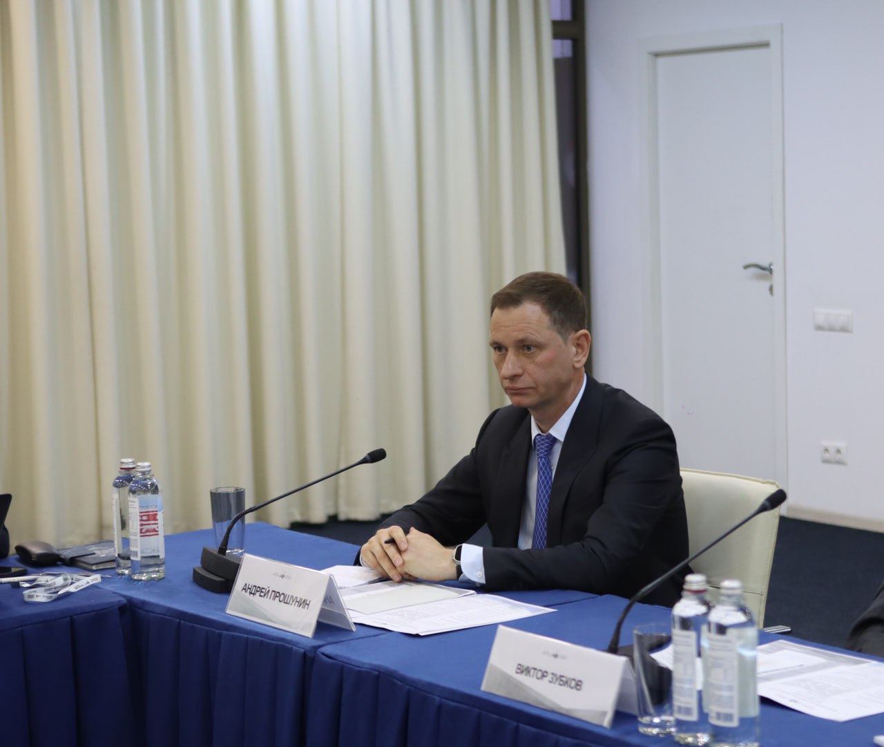 Сочи готовится к зимнему сезону в новом статусе С 1 января 2026 года Сочи официально получит статус города курорта федерального значения это откроет дополнительные возможности для поддержки от федерального центра и развития санаторно курортной отрасли Глава Сочи Андрей Прошунин рассказал о ключевых задачах курорта на пресс конференции в Москве По словам мэра основной акцент власти делают на комфорте и безопасности жителей и гостей а также на сохранении уникальной природной территории В предстоящие новогодние праздники Сочи готов принять около 480 тысяч туристов все службы работают в усиленном режиме Андрей Прошунин добавил что город ориентируется не только на рост турпотока но прежде всего на качество отдыха В приоритете также социальные обязательства бюджета развитие инфраструктуры и поддержка участников СВО и их семей Подробнее www kp ru daily 27755 5 5184457 Подписаться на kp sochii