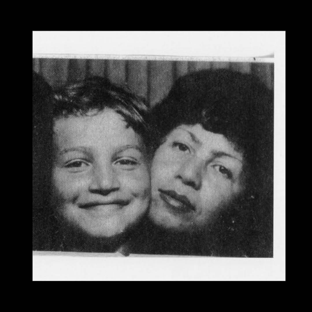Умерла мама Леонида Агутина Ей было 85 лет По данным SHOT причиной смерти стала болезнь Паркинсона О смерти мамы артист сообщил в личном прощальном посте посвятив ей трогательные слова Я знал что когда нибудь это неизбежно произойдёт но не верил Ангел мой хранитель Моё море любви и тепла Мой высший порог ответственности Моя мягкая сила Моя интеллигентность Мои слёзы счастья Моё великое терпение и вселенская любовь Моё лето чудесное настоящее детское лето в пионерском лагере куда вы с папой приезжали ко мне А ты такая в белых брюках и твои руки и я счастлив И вот это лето кончилось И больше уже никогда не начнётся Я люблю тебя мам Вот как тогда маленький целовал тебя перед сном вот так и люблю Я знаю ты сейчас на пути в мир для самых лучших людей В это я верю Прощай Woman ru в МАХ