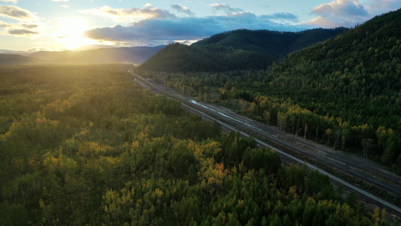 ГК Нацпроектстрой участник Инфраструктурного фотобанка Фотобанк созданный в рамках проекта ИНФРА АРТ пополнился фотографиями компании ГК Нацпроектстрой член НАИК и АИИК ведущего российского инфраструктурного холдинга выполняющего все виды работ под ключ Предприятия ГК НПС проектируют строят и обслуживают объекты автодорожной железнодорожной энергетической и портовой инфраструктуры Инженерные компетенции производственная база и технологический уровень компании позволяют выполнять полный спектр работ и услуг на высоком уровне 0 ГК НПС в цифрах 100 компаний по всей России более 100 тыс сотрудников 9 стран география международной деятельности Ключевые направления деятельности Развитие Восточного полигона БАМа и Транссиба Строительство и модернизация участков скоростных автомагистралей М 12 Восток Москва Казань М 4 Дон М 1 Беларусь Развитие транспортной инфраструктуры Москвы включая автодороги и железные дороги МЦД и МЦК МСД Реконструкция ВПП и рулежных дорожек переустройство инженерных коммуникаций Аэропорт Шереметьево Строительство нового специализированного порта на Дальневосточном побережье РФ Порт Суходол Дальний Восток Полный комплекс строительно монтажных и пускноладочных работ по строительству энергообъектов Адлерская ТЭС Нижне Бурейская ГЭС и др Фото ГК Нацпроектстрой Аксака Кенай Удоми БАМ участникИнфраАрт