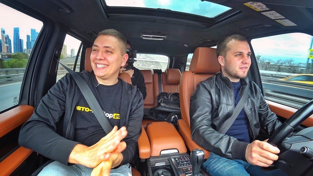 Умер Слава Паруков, соведущий канала-миллионника "Ильдар Автоподбор". Мужчине было всего 37 лет. Он скончался в реанимации от двусторонней пневмонии с поражением лёгких. Вячеслав почувствовал себя плохо ещё в середине марта — он жаловался на постоянную высокую температуру. После своего дня рождения Слава позвонил Ильдару и сказал, что умирает. Друг приехал вместе со скорой — в больнице медики констатировали 80% поражения лёгких и двустороннюю пневмонию. После недели в реанимации ему стало легче — Слава говорил, что скоро выйдет. В воскресенье вечером у Порукова подскочила температура, врачи не смогли его спасти.
