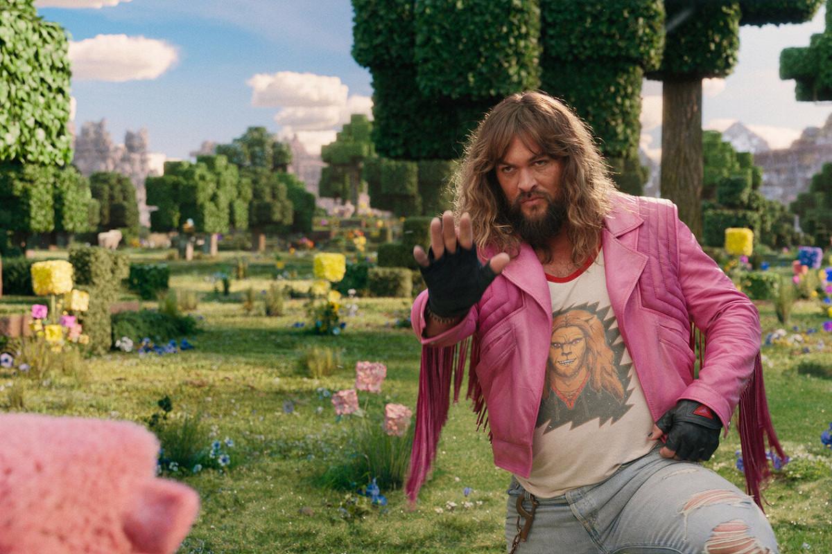 Джейсон Момоа рассказал о том когда начнутся съемки сиквела Minecraft в кино Очень скоро в конце апреля Сценарий стал еще лучше Он настолько хорош что я смеялся в голос Я уже очень давно не смеялся вслух читая сценарий От первого сценария я был в недоумении а этот заставил меня громко хохотать В октябре Warner Bros официально назначила дату премьеры сиквела 23 июля 2027 года Больше новостей в Daily News