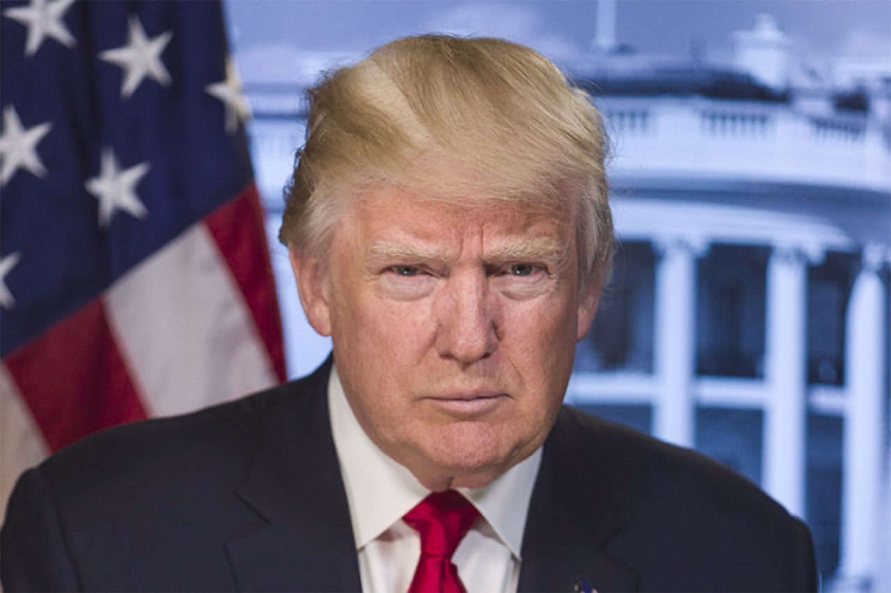 Трамп заявил, что будет дружелюбно бороться с Китаем за первенство в ИИ Глава Штатов выступил на мероприятии в штате Пенсильвания, посвященному энергетике и инновациям. «Китай и другие страны стремятся догнать Америку в области искусственного интеллекта, и мы не позволим им этого сделать. У нас есть отличные чипы, у нас есть все самое лучшее», – похвастался Дональд Трамп. Политик также назвал США «мировой сверхдержавой» в области ИИ, которая якобы «опережает» Китай. Подпишитесь на «Абзац» Добавьте «Абзац» в ленту «Дзена»