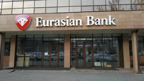 Центробанк Узбекистана отозвал лицензию у Евразийского банка в Ташкенте Решение приняли из за несоответствия размера уставного капитала минимальным требованиям а также невыполнения других требований сообщает финрегулятор Узбекистана Евразийский банк Eurasian Bank казахстанский коммерческий банк основанный в 1994 году Головной офис находится в Алматы Дочка этого банка прошла регистрацию в Узбекистане в январе 2024 года Она планировала предоставлять авто и POS кредитование а также в другие финансовые услуги как в офлайн так и в онлайн каналах в стране По состоянию на 1 августа капитал Евразийского банка составлял 104 млрд сумов тогда как с 1 января 2025 года этот показатель должен быть минимум 500 млрд сумов В портфеле банка не имеется кредитов и депозитов