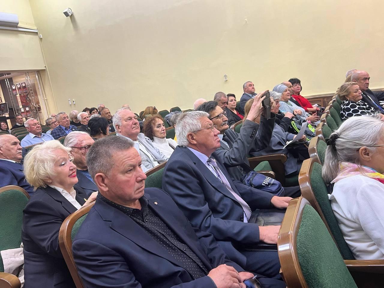 В День пожилых людей в Управлении МВД России по г Казани поздравили ветеранов органов внутренних дел С приветственным словом к присутствующим обратился председатель Совета ветеранов органов внутренних дел Татарстана полковник полиции Марат Айдаров Это праздник дань уважения старшему поколению и преклонению перед их заслугами Огромная благодарность вам отдавшим свои лучшие годы охране закона и порядка Желаю вам крепкого здоровья удачи и долгих лет жизни Он отметил что даже будучи на заслуженном отдыхе ветераны органов внутренних дел принимают активное участие и занимаются патриотических воспитанием молодежи Торжественное мероприятие завершилось концертом с участием оркестра МВД по РТ