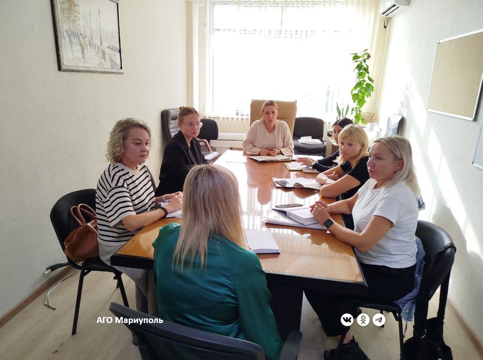 Замглавы Мариупольского городского округа обсудила текущие задачи с коллективом Управления опеки и попечительства Виктория Калачева подчеркнула что задачи и полномочия органов опеки и попечительства определяются и регламентируются Федеральным законом 167 ФЗ и статьями Гражданского кодекса Российской Федерации Замглавы городского округа отдельно остановилась на том что сотрудники органов опеки и попечительства наделяются полномочиями представлять законные интересы несовершеннолетних и недееспособных граждан в отношениях с любыми лицами в том числе в судах Эти полномочия возникают когда действия опекунов или попечителей по представлению законных интересов подопечных противоречат законодательству Российской Федерации и или законодательству субъектов Российской Федерации или интересам подопечных либо если опекуны или попечители не осуществляют защиту законных интересов подопечных Мы должны постоянно находиться на связи с гражданами вникать в каждую конкретную ситуацию Этого принципа в работе с населением придерживается Глава Республики Такого подхода Денис Пушилин требует и от чиновников всех уровней Построение открытых доверительных отношений с гражданами является залогом успешного выполнения профессиональных обязанностей резюмировала Виктория Калачева