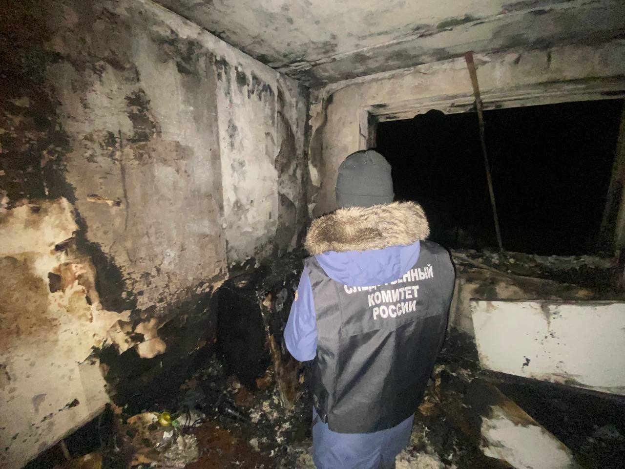 16 летняя девушка погибла при пожаре в Красноярском крае Трагедия произошла накануне вечером в селе Кожаны По предварительной информации МЧС квартира на пятом этаже загорелась из за короткого замыкания в телевизоре Огонь охватил 55 квадратных метров Мама и сын были на кухне и успели выбежать Потом женщина вернулась за 16 летней дочкой но не смогла пробраться в комнату из за дыма Девочка погибла Точную причину смерти установят после экспертизы В краевом СК проводят проверку Фото krksledkom eniseytv