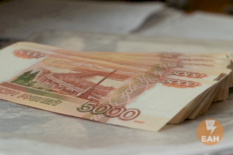 Более десятка должностных лиц уволили в Оренбургской области из за коррупции В этом году более 600 человек допустили нарушения антикоррупционного законодательства Во время проверок обнаружились 129 фактов конфликтов интересов Привлечены к ответственности 500 человек а уволены 14 Прокурор региона Руслан Медведев обратил внимание на непомерные аппетиты некоторых чиновников С начала года по четырем судебных искам взыскано более 140 млн рублей В рамках исполнения судебных актов государству передано 10 объектов недвижимости и два автомобиля общей стоимостью 80 млн рублей Так на прошлой неделе был удовлетворен гражданский иск к бывшему министру природных ресурсов и имущества Оренбургской области Александру Самбурскому С него и его семьи взыскали 69 млн рублей Подпишитесь на канал ЕАН Оренбург