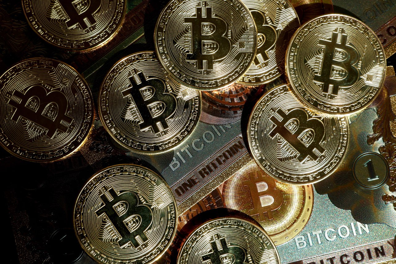Trump Media и Майкл Сэйлор скупают BTC на миллиарды! Trump Media объявила о закупке биткоина на $2 млрд — компания делает ставку на цифровое золото в преддверии выборов и усиливает криптопозиции Дональда Трампа. В это же время Майкл Сэйлор MicroStrategy докупил 6 220 BTC на $740 млн Средняя цена: $118 940 Новый баланс компании — 607 770 BTC $71,9 млрд Что это значит: — Крупные игроки продолжают агрессивно накапливать BTC — Давление со стороны спроса усиливается — особенно при ограниченном предложении — Институциональные и политические интересы сходятся в одной точке: биткоин А ты бы держал BTC по $118 000, если такие киты скупают всё подряд? Chat / Чат Subscribe / Подпишись Buy Stars without KYC Наш бот с комбо / Our bot with combo Поддержи канал / Boost channel
