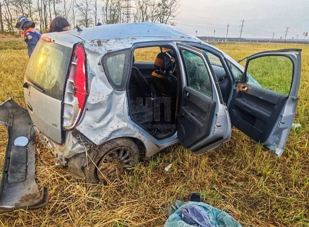 Пассажир малолитражки погиб в ДТП.  Вчера утром на дороге из Ясенской в Ейск водитель иномарки не справился с управлением на мокрой после дождя дороге. Машину занесло на встречную полосу, после чего она вылетела с трассы и перевернулась.  В салоне находились четыре человека. Один пассажир скончался по дороге в больницу. Другой получил серьёзные травмы и сейчас находится в больнице.