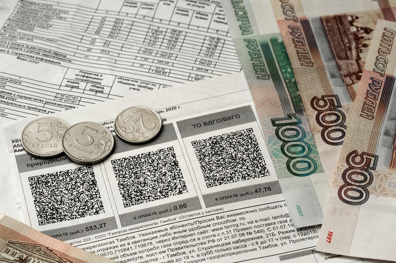 В Госдуме рассказали, кому положены субсидии на оплату ЖКХ. Если расходы семьи на «коммуналку» превышают установленный порог от общего дохода, можно получить субсидию. Об этом напомнил депутат Госдумы Александр Якубовский. Кто имеет право: Пенсионеры; Малоимущие; Многодетные; Инвалиды; Семьи участников СВО при соблюдении условий нуждаемости . Например, семья получает 60 тыс. в месяц и платит за ЖКУ 15 тыс. Если в регионе установлен порог 10% от дохода как в Москве , то «нормальными» считаются расходы до 6 тыс. 10% от 60 тыс. . Разницу в 9 тыс. может компенсировать субсидия. Оформить можно через портал «Госуслуги», МФЦ или отделение соцзащиты. Срок рассмотрения — до 10 рабочих дней. Субсидия выдается на полгода, при этом возможна пролонгация. Подписывайтесь на «Газету.Ru» Участвуйте в розыгрыше!