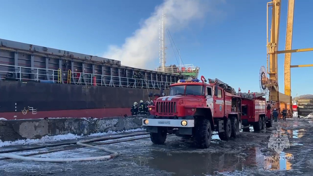 На борту сухогруза в порту Петропавловска произошло возгорание Очаг на китайском судне тушат пожарные В краевом управлении МЧС России сообщили что пострадавших и погибших нет Добавлено в ведомстве сказали что пожар ликвидирован Подробности по ссылке   kamtime ru article 63b0118a baf2 4fab 8e62 3242dd8cb601