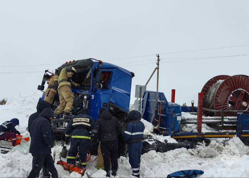 В 14 часов 17 минут в пожарно-спасательную часть г. Губкинский поступило сообщение о столкновении  двух грузовых автомобилей в районе 6 панели, объездная дорога «Сургут-Салехард».  На место незамедлительно выехали подразделения МЧС, скорая медицинская помощь, ГИБДД.   В результате ДТП произошло опрокидывание одного автомобиля в кювет, другой опрокинулся на бок.   На данный момент сотрудники МЧС России производят деблокировку одного из водителей.   Обстоятельства и причины ДТП уточняются.    МЧС Ямало-Ненецкого АО