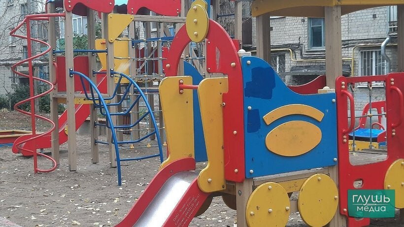 В России могут увеличить детский прожиточный минимум Депутат Госдумы от партии Справедливая Россия За правду Александр Аксененко обратился к премьер министру РФ Михаилу Мишустину с предложением увеличить детский прожиточный минимум до уровня средних затрат на содержание ребенка Об этом со ссылкой на текст обращения пишет сегодня 14 октября РИА Новости Депутат предлагает внести изменения в действующее законодательство с целью укрепления социальной стабильности и стимулирования демографического роста Установленный на сегодняшний день прожиточный минимум для детей предлагается поднять до уровня до уровня максимально приближенного к фактическим средним расходам на содержание ребёнка он должен составлять не ниже 25 тысяч рублей считает Аксененко В своем обращении он привел данные ВЦИОМ согласно которым в 2024 году только на сборы ребенка в школу россияне потратили порядка 53 548 рублей Это значит что фактические расходы семей превышают сумму установленную государством Парламентарий напомнил что на данный момент величина прожиточного минимума для детей составляет 17 201 рубля В конце сентября правительство РФ опубликовало проект бюджета на 2026 2028 годы Согласно документу в 2026 году уровень прожиточного минимума на душу населения в 2026 году составит 18939 рублей для трудоспособного населения 20644 рубля для детей 18371 рубля Заходите на наш сайт это очень помогает редакции glush media news view id 4865